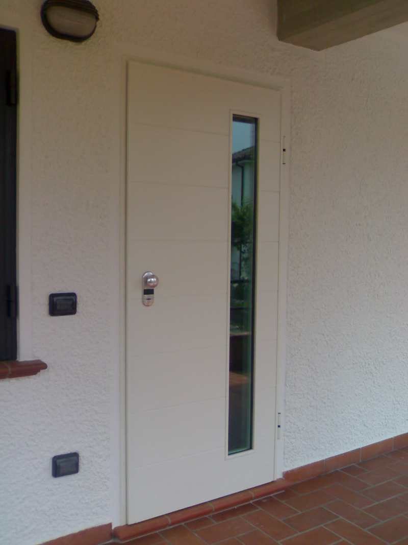 Porta bianca con serratura